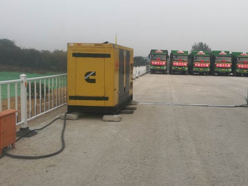 肥东电力系统的稳定性和设备兼容性如何影响发电机组的频率规格？