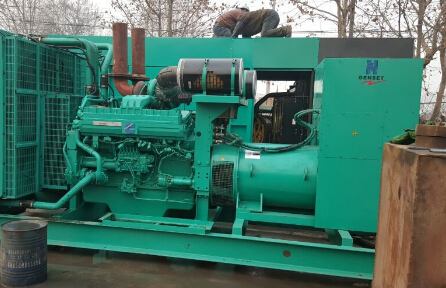 肥东发电机组如何判断水冷式机油散热器内部是否需要清洗？